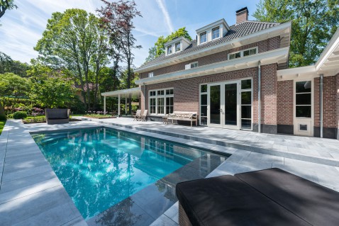 Foto : Zwembad onderhoud — zo houd je jouw zwembad het hele jaar door perfect
